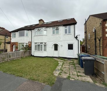 This fully furnished double bedroom is available in a three-person ... - Photo 5