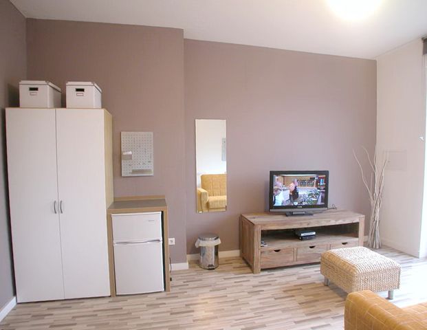 FLATmix.de / Helles, komplett möbliertes Zimmer mit WEST-Balkon in PB-Mitte - Photo 1