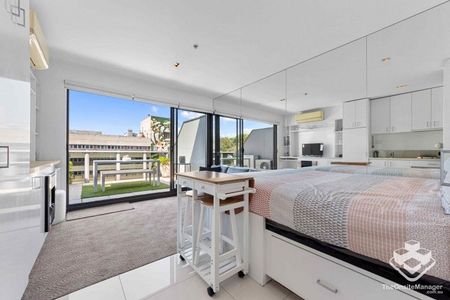 Fully Furnished Studio with Car Park in Prahran Short Term Lease Available - Photo 4