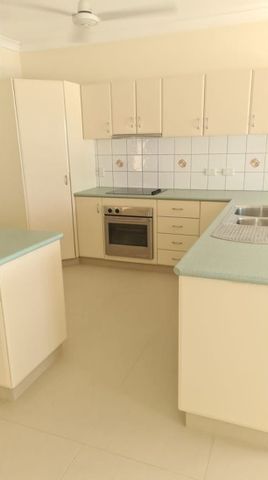 SPACIOUS MARINA-VIEW APARTMENT MINUTES FROM THE CITY - Photo 4