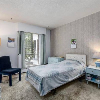 Kitsilano 2 bed 2 bath amazing location!! - Photo 1