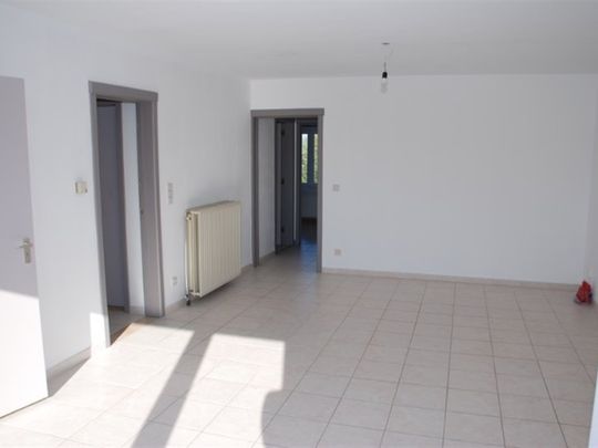 Rustig & centraal gelegen instapklaar appartement op de 2eV met 2 slaapkamers en achterliggende garage. - Photo 1