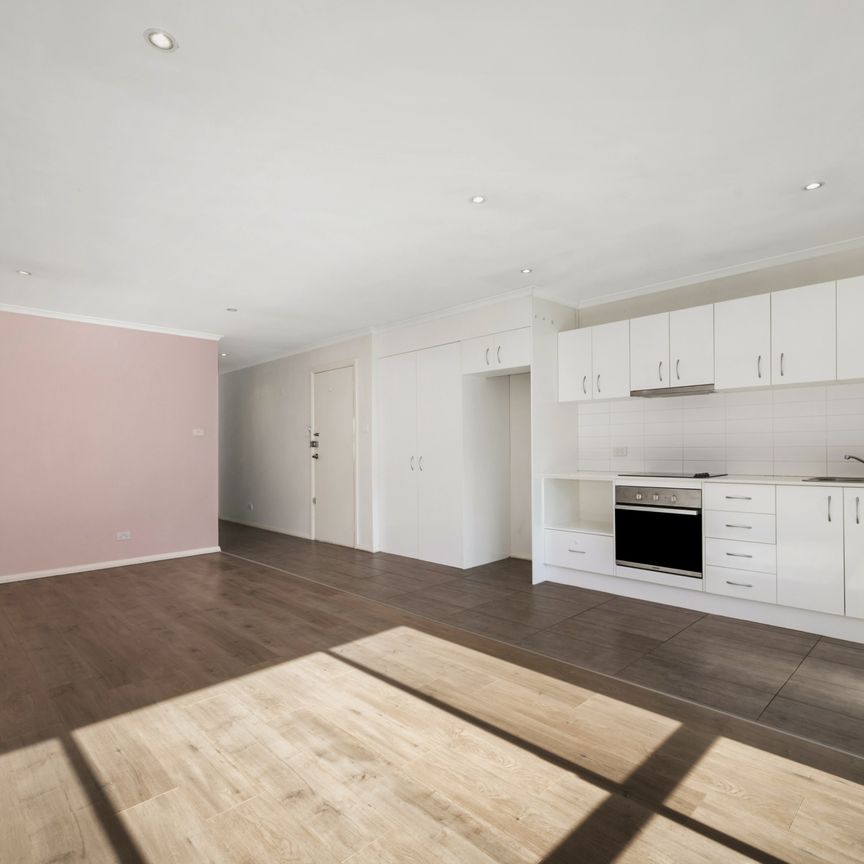 Sunny 1 Bedroom Townhouse with Courtyard - Photo 1