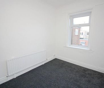 3 bedroom flat to rent - Photo 2