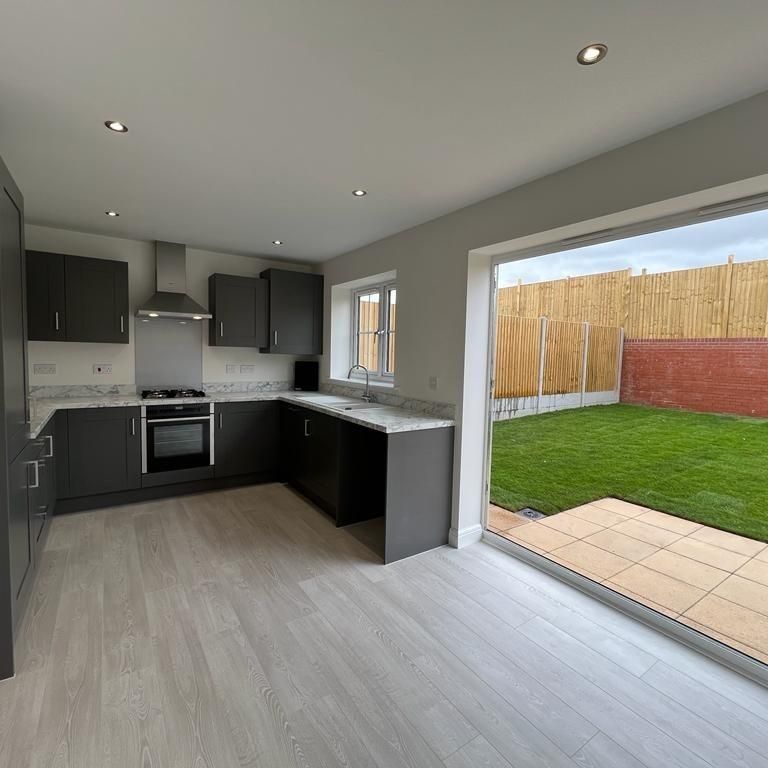 3 bedroom semi-detached house to rent - Photo 1