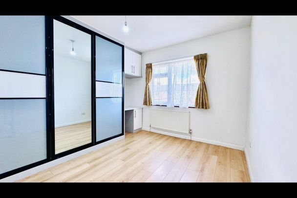 4 Bed Terraced House, Staines Road, IG1 - Photo 1
