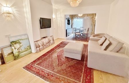 Allan Way, Ealing, London, Uk, W3 - Photo 3