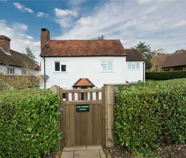 A quintessential country cottage in the village of Ewhurst on a wor... - Photo 1