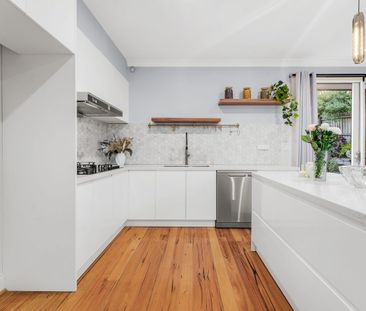 Spacious, Fully Renovated Townhouse in a Quiet Doncaster Court-Unfu... - Photo 6