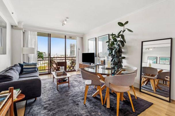 Modern park-side living with sweeping city views - Photo 1