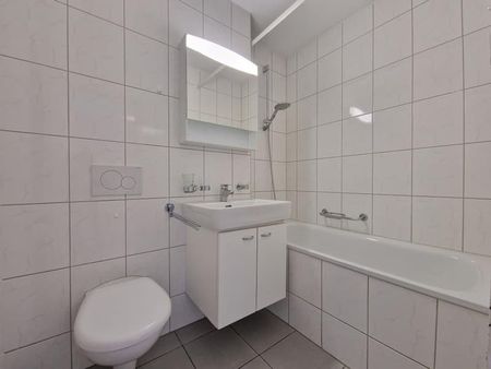 "Grossräumige Wohnung mit Balkon in zentraler Gegend!" - Photo 5