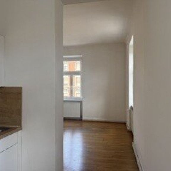 Klein, fein und möbliert: Charmante, lichtdurchflutete 1 Zimmer-Wohnung in zentraler Lage: geräumige 1 Zimmerwohnung, gute Küchen- und Badausstattung, modern saniert und möbliert! - Foto 1