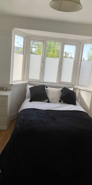 Newly Refurbished Double Room **Great Local Amenities** - Photo 1