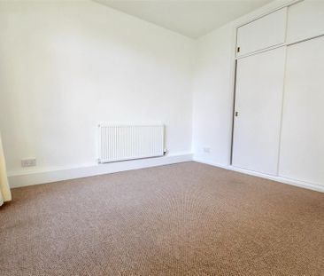 3 bedroom flat to rent - Photo 2