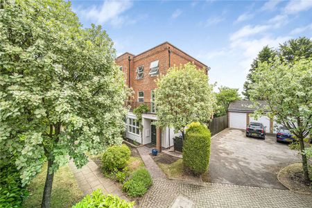 A fantastic recently refurbished five bedroom family home boasting a south facing garden and off-street parking. - Photo 2