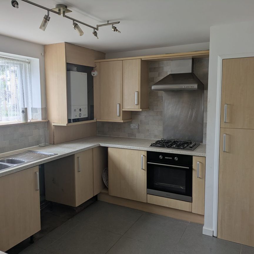 Two Bedroom Flat For Rent in Woodford Green, IG8 - Photo 1