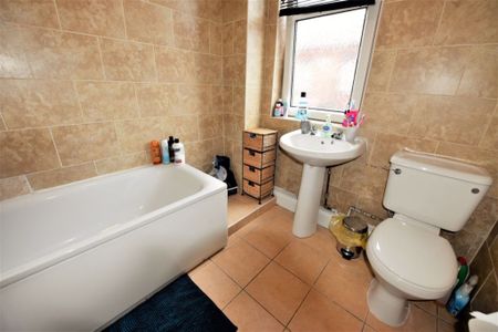 2 bedroom House in Harold Place, Leeds - Photo 4