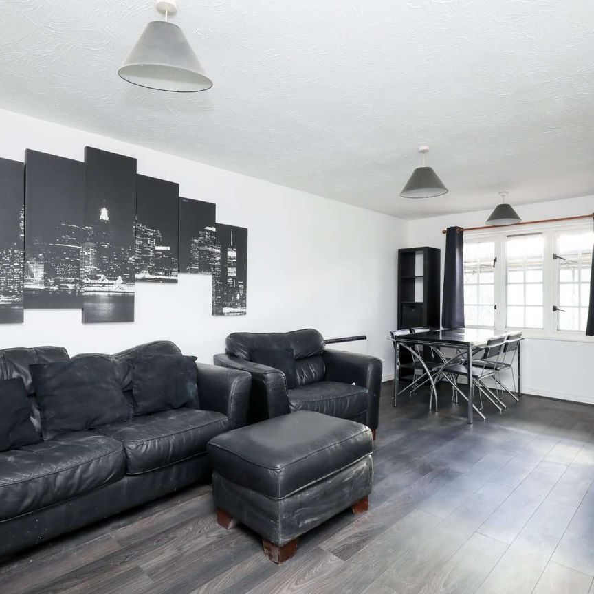 Charming two bedroom apartment with off-street parking near Wimbledon Common. - Photo 1