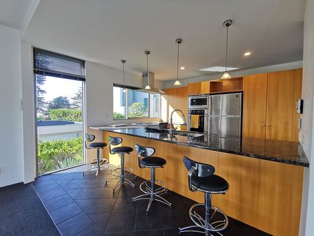 5 BEDROOM QUALITY HOME IN MACLEANS COLLEGE ZONE - Photo 5