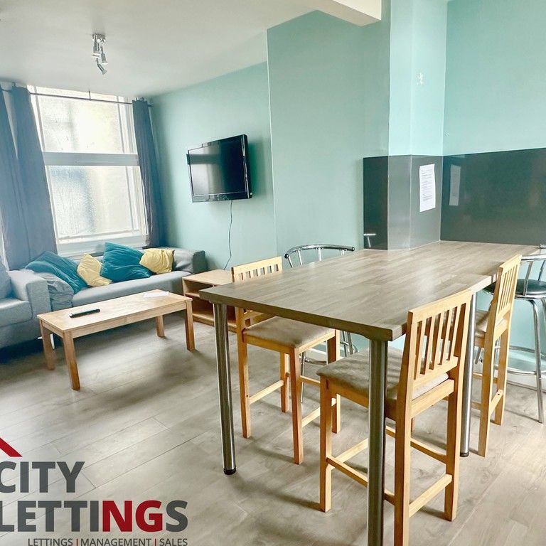 5 Bedroom Apartment - Photo 1