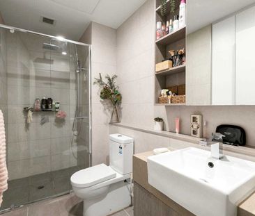 Modern One-Bedroom Apartment with Private Backyard - Photo 4