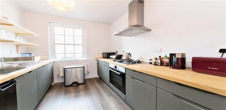 3 Bedroom, 1 bath, 1 reception Apartment - Photo 3
