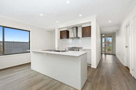 4 BEDROOM FAMILY HOME IN BOTANICA ESTATE - Photo 4