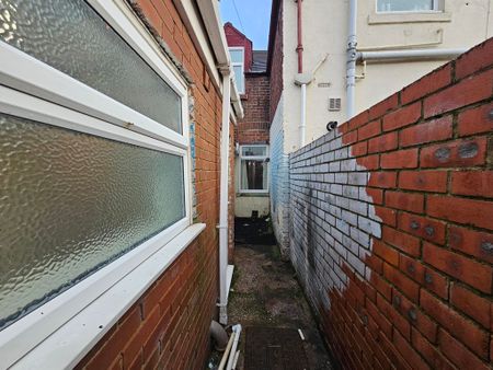 3 Bedroom End Terraced House - Photo 4