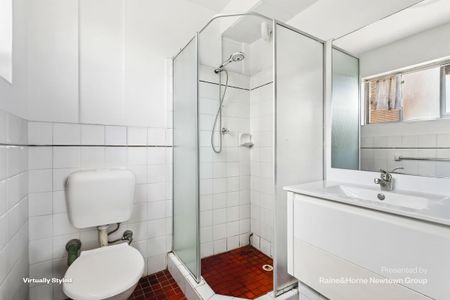 Light filled apartment with pool and parking - Photo 2