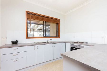 Three bedroom air conditioned house with study - Photo 3