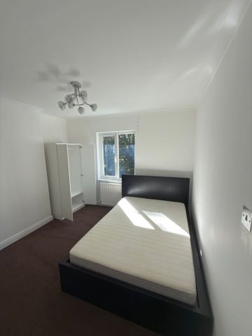 3 Bed Semi-Detached House, Finch Close, NW10 - Photo 2