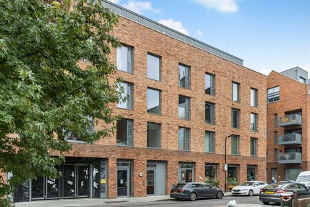 Modern one bedroom flat in a loft-style apartment development. - Photo 3