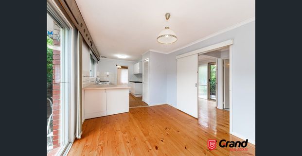 SPACIOUS 4 BEDROOM FAMILY HOME WITHIN WALKING DISTANCE TO FOUNTAIN GATE SHOPPING CENTRE ! - Photo 1