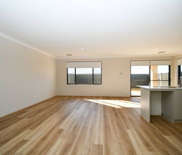 Four Bedroom Dual Living Property! - Photo 1