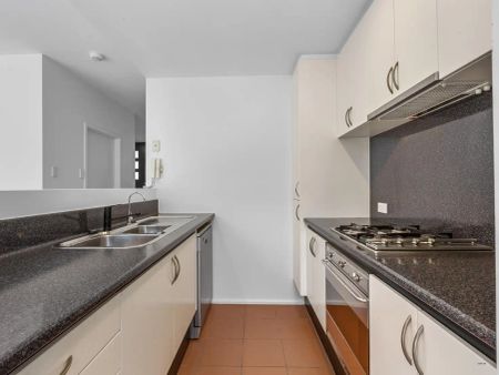 “EXECUTIVE TOWNHOUSE IN GREAT LOCATION!” - Photo 4