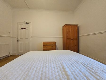 Room in a Shared House, Derby Road, SO14 - Photo 5