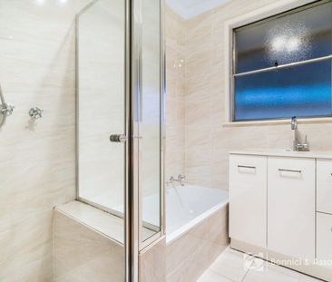 LOW-MAINTENANCE AND CENTRAL CONVENIENCE - Photo 6