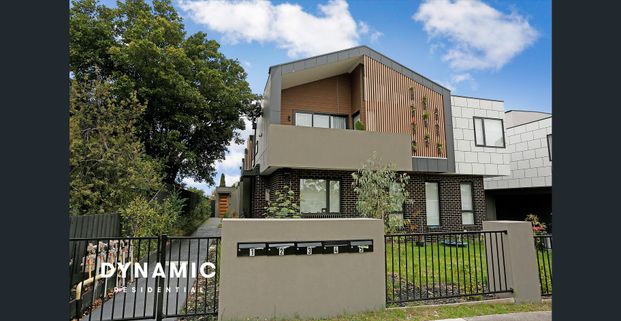 Furnished townhouse with Private Balcony & Lock-Up Garage - Photo 1