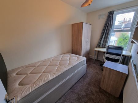 5 Bed Student Accommodation - Photo 3