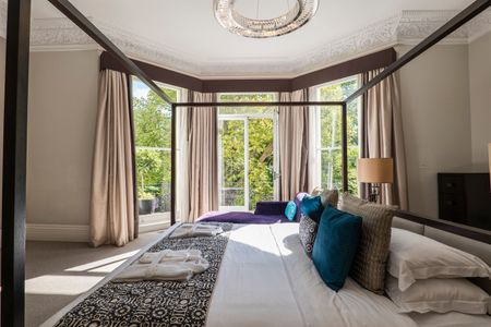 A three-bedroom apartment set on the prestigious Stanhope Gardens - Photo 5