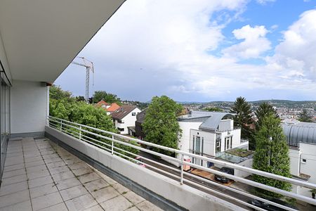 Lichtdurchflutete 3-Zimmer-Wohnung mit Blick über die Stadt - Photo 2