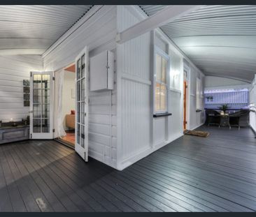 FABULOUS CHARACTER HOME IN CENTRAL SPRING HILL LOCATION WITH INGROU... - Photo 1