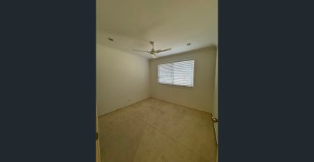 SPACIOUS TOWN HOUSE 3 BED 2.5 BATH DOUBLE LOCK UP GARAGE IN EXCEPTIONAL SOUGHT-AFER LOCATION WITH UPCOMING NEW CARPET! - Photo 4