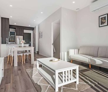 Charming 3-Bedroom Townhouse - Photo 3