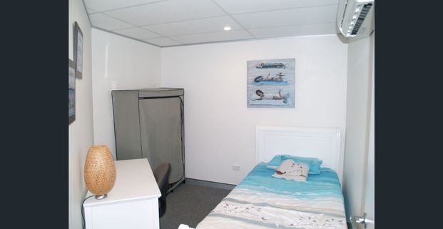 Walk to cafes, Enmore Park Aquatic Centre and Includes bills! - Photo 1