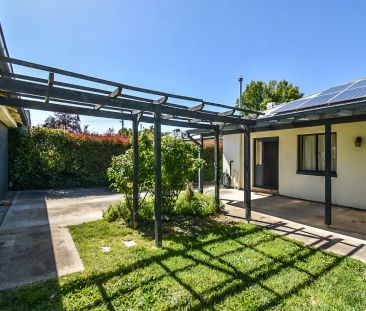 Cottage with Established Gardens & Ideal Location - Photo 2