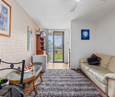 FULLY FURNISHED AND SELF CONTAINED & CLOSE TO ALL - Photo 2