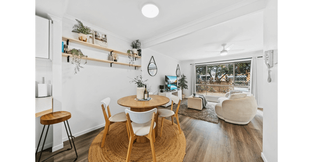 Stylish Townhome | Huge courtyard | Central Location - Photo 1