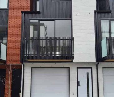 Popular Town House in the City! - Photo 4