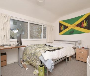 5 bedroom end of terrace house to rent - Photo 2